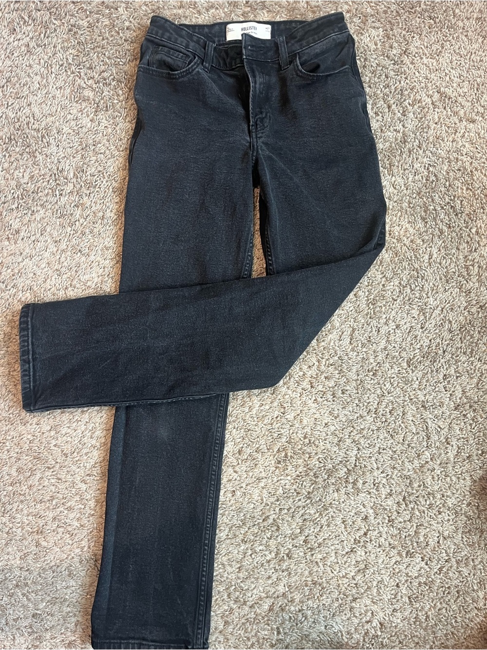 Hollister High-Rise Straight Jeans in Washed Black
